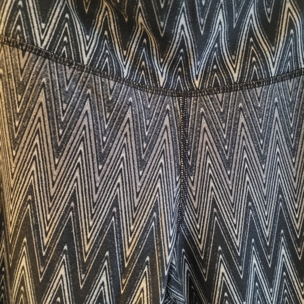 Nike Chevron Leggings in Black and Gray Size Large - Picture 2 of 5